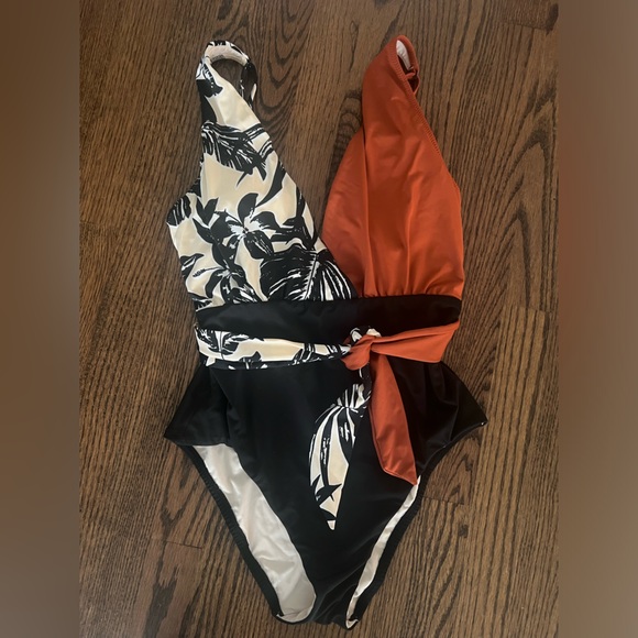 Sanctuary one piece swimsuit w/flattering plunge front, belt, faux wrap, size M - Picture 3 of 5